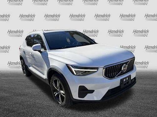 2025 Volvo XC40 Core