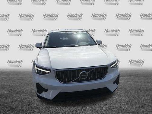 2025 Volvo XC40 Core