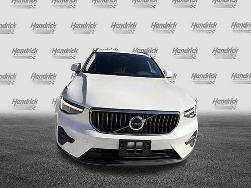 2025 Volvo XC40 Core