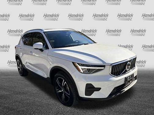 2025 Volvo XC40 Core
