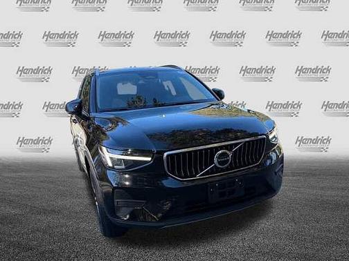 2025 Volvo XC40 Core