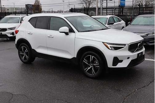 2025 Volvo XC40 Core
