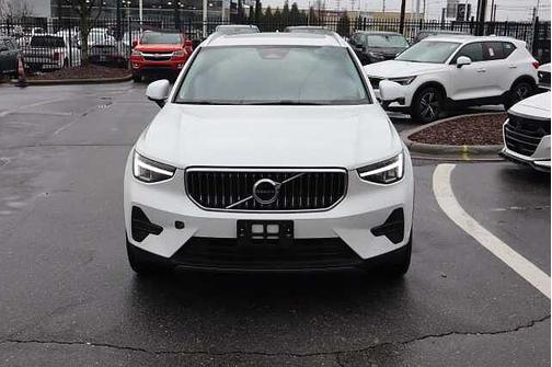 2025 Volvo XC40 Core