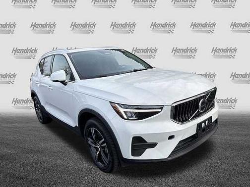 2025 Volvo XC40 Core