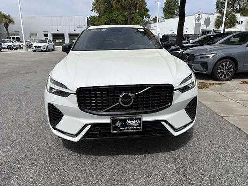 Crystal White 2024 Volvo XC60 Plus