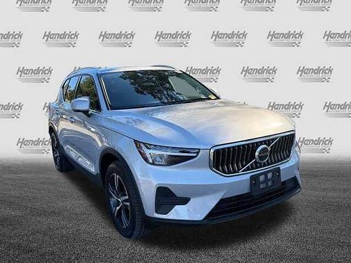 2025 Volvo XC40 Core