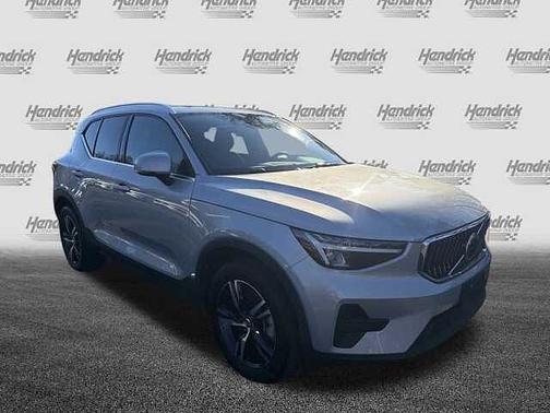 2025 Volvo XC40 Core