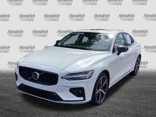 2024 Volvo S60 B5 Plus Dark Theme