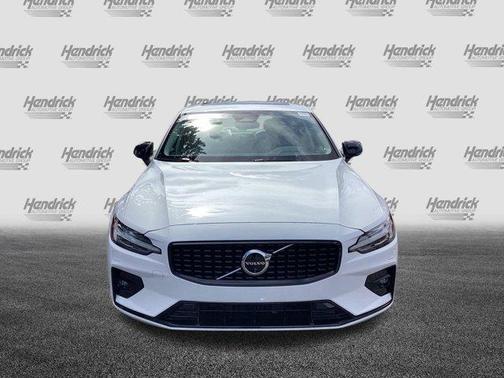 2024 Volvo S60 B5 Plus Dark Theme