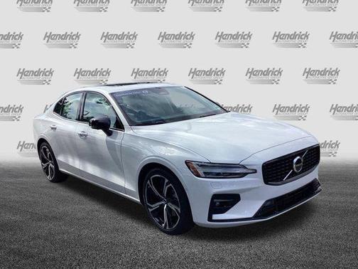 2024 Volvo S60 B5 Plus Dark Theme