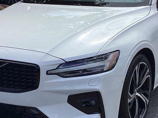 2024 Volvo S60 B5 Plus Dark Theme