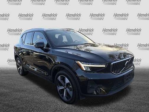 2025 Volvo XC40 Core