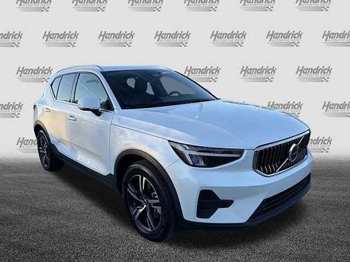 2025 Volvo XC40 Core