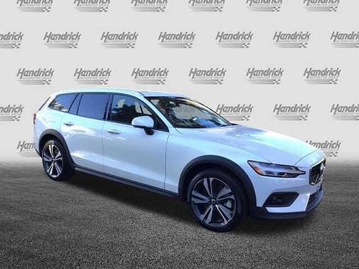 2025 Volvo V60 Cross Country Plus