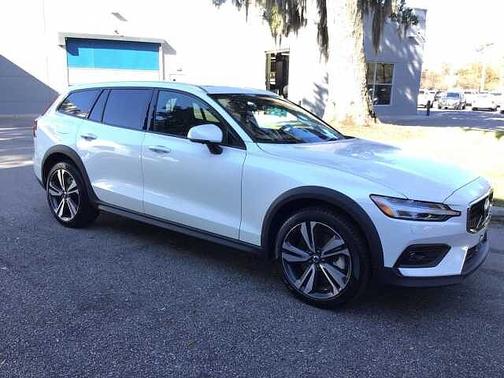 2025 Volvo V60 Cross Country Plus