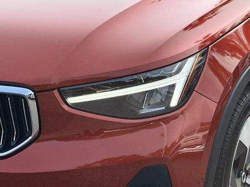 2023 Volvo XC40 B5 Plus Bright Theme