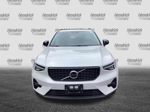 2025 Volvo XC40 Plus Dark Theme