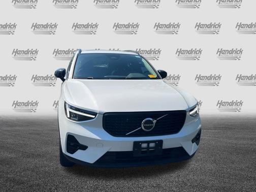 2025 Volvo XC40 Plus Dark Theme