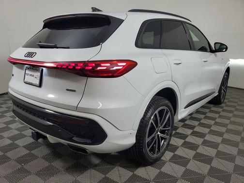 Glacier White Metallic 2026 Audi Q5 Premium Plus TFSI quattro S tronic