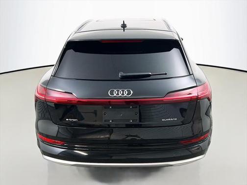 2022 Audi e-tron Premium Plus