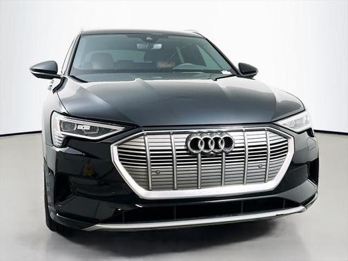 2022 Audi e-tron Premium Plus