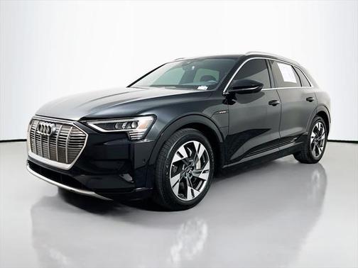 2022 Audi e-tron Premium Plus