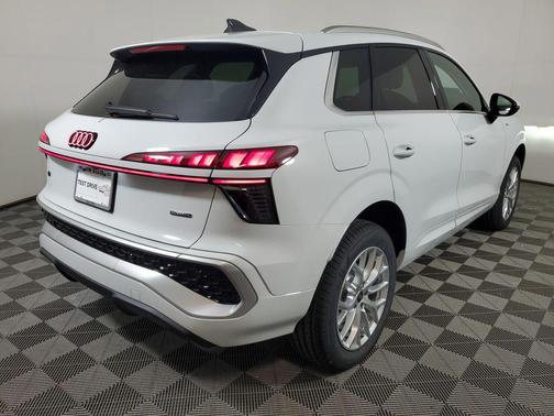 Glacier White Metallic 2026 Audi Q3 TFSI quattro S tronic