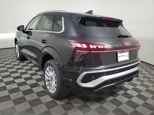 Mythos Black Metallic 2026 Audi Q3 TFSI quattro S tronic