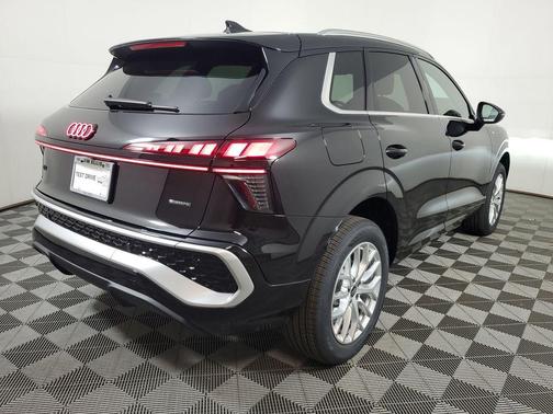 Mythos Black Metallic 2026 Audi Q3 TFSI quattro S tronic