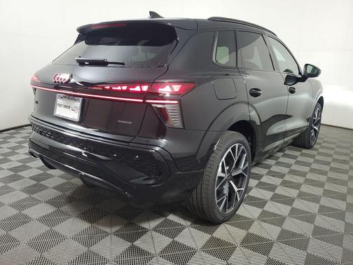 Mythos Black Metallic 2026 Audi Q3 TFSI quattro S tronic