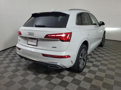 Glacier White Metallic 2024 Audi Q5 45 S line Prestige