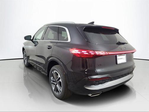 Mythos Black Metallic 2026 Audi Q5 Premium Plus TFSI quattro S tronic