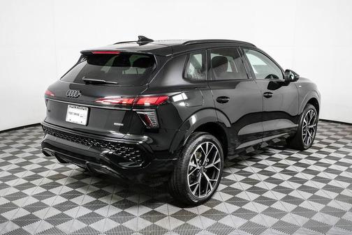 Mythos Black Metallic 2026 Audi Q3 TFSI quattro S tronic