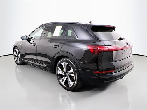 2022 Audi e-tron Premium Plus