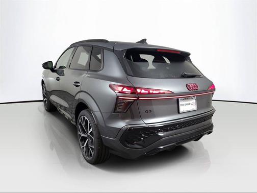 Daytona Gray Pearl Effect 2027 Audi Q3 TFSI quattro S tronic