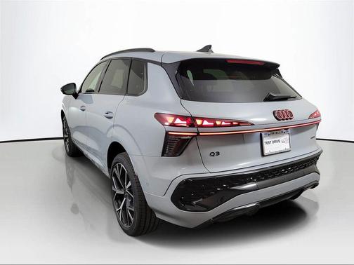 Arrow Gray Pearl Effect 2026 Audi Q3 TFSI quattro S tronic