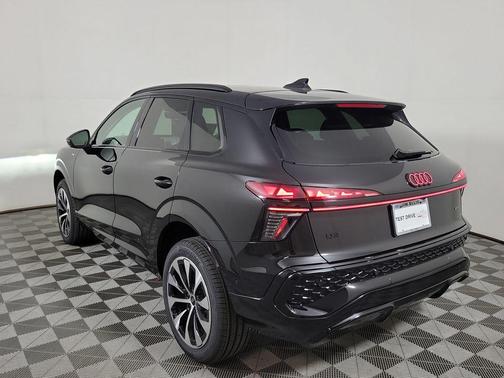 Mythos Black Metallic 2026 Audi Q3 TFSI quattro S tronic