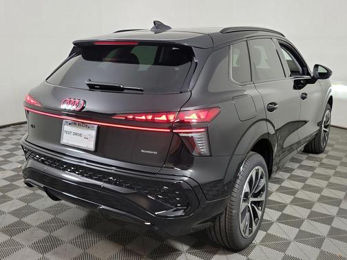 Mythos Black Metallic 2026 Audi Q3 TFSI quattro S tronic