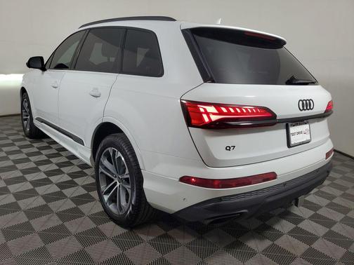 Glacier White Metallic 2025 Audi Q7 45 Premium Plus