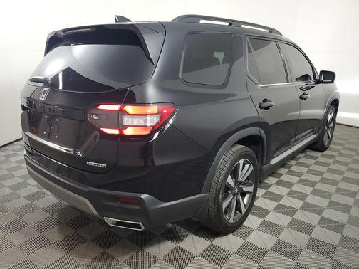 Crystal Black Pearl 2025 Honda Pilot Touring 8-Passenger
