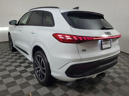 Glacier White Metallic 2026 Audi Q5 Premium Plus TFSI quattro S tronic
