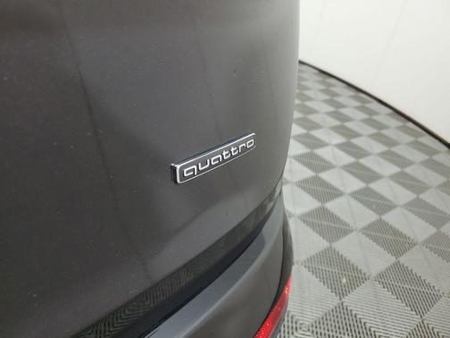Mythos Black Metallic 2025 Audi Q7 55 Premium Plus