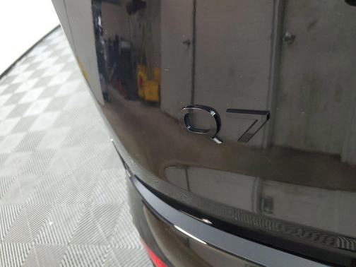 Mythos Black Metallic 2025 Audi Q7 55 Premium Plus