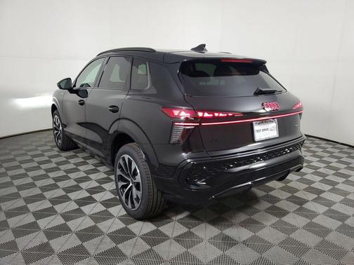 Mythos Black Metallic 2026 Audi Q3 TFSI quattro S tronic