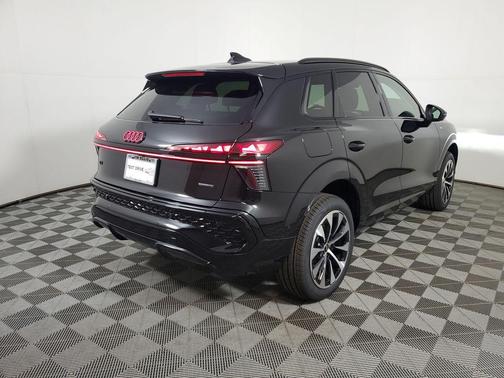 Mythos Black Metallic 2026 Audi Q3 TFSI quattro S tronic