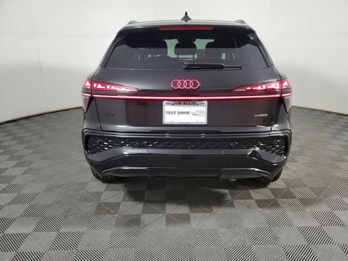 Mythos Black Metallic 2026 Audi Q3 TFSI quattro S tronic