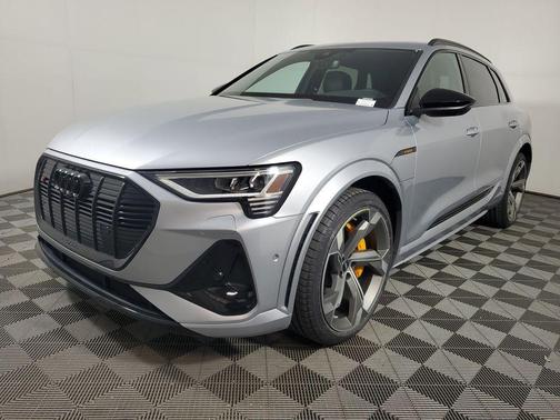 Florett Silver Metallic 2023 Audi e-tron S Premium Plus quattro