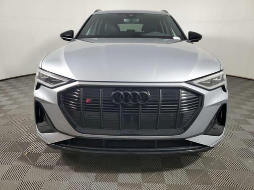 Florett Silver Metallic 2023 Audi e-tron S Premium Plus quattro