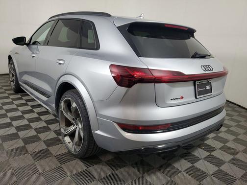 Florett Silver Metallic 2023 Audi e-tron S Premium Plus quattro