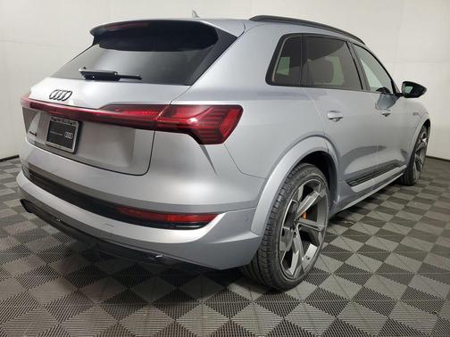 Florett Silver Metallic 2023 Audi e-tron S Premium Plus quattro